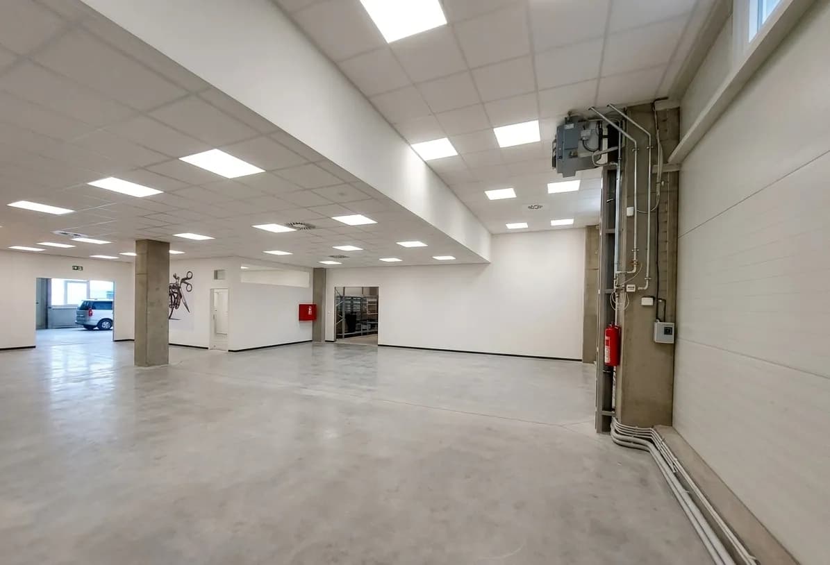 Rekonstrukce skladových a provozních prostor – Arthrex, Praha